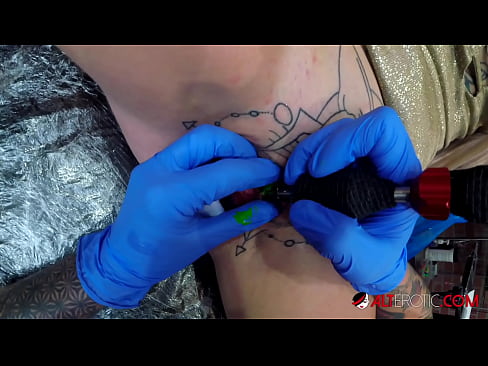 ❤️ Itin tatuiruota karšta Sully Savage gavo tatuiruotę ant savo klitorio ❌ Dulkinimo video prie lt.basseyn-vsem.ru ❌❤